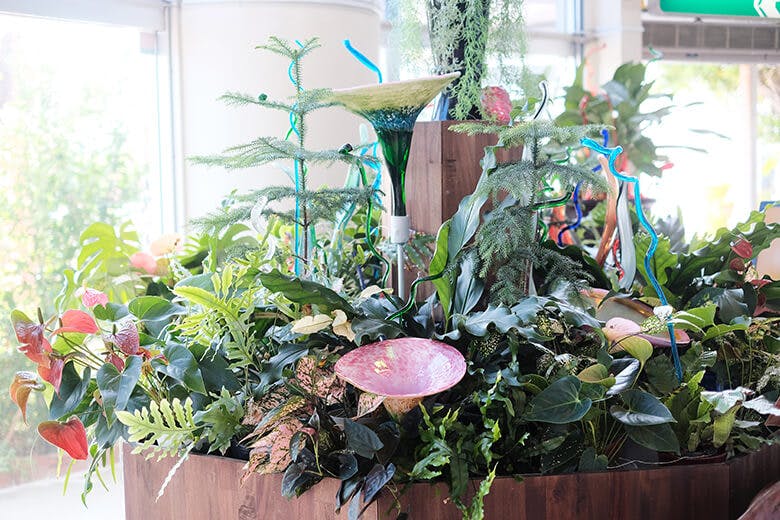 琉球ガラス村|琉球ガラスで作られた花と植物の作品