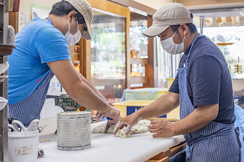 いまいパン|パン作りをする店主の今井陽介さんと男性スタッフ