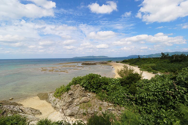 琉球観音崎灯台｜岬から川平湾方面への稜線