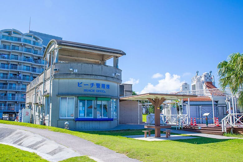 アラハビーチ｜ビーチ管理棟と売店