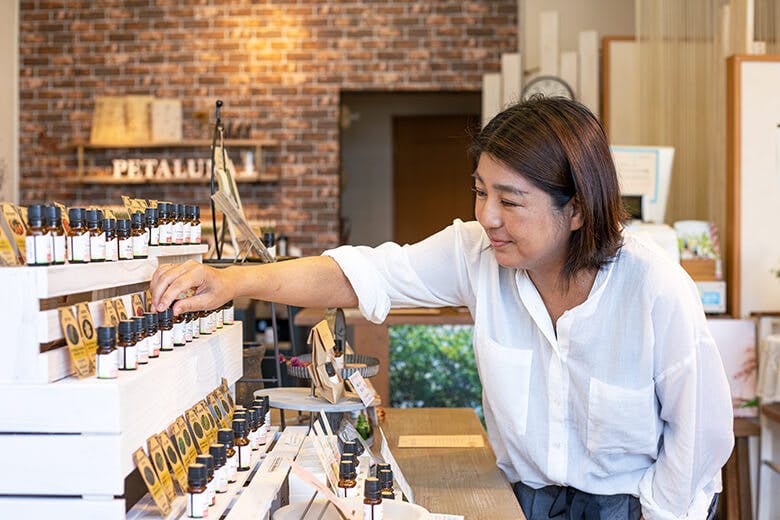 ペタルーナ｜商品を確認する大城夕紀（おおしろゆうき）さん