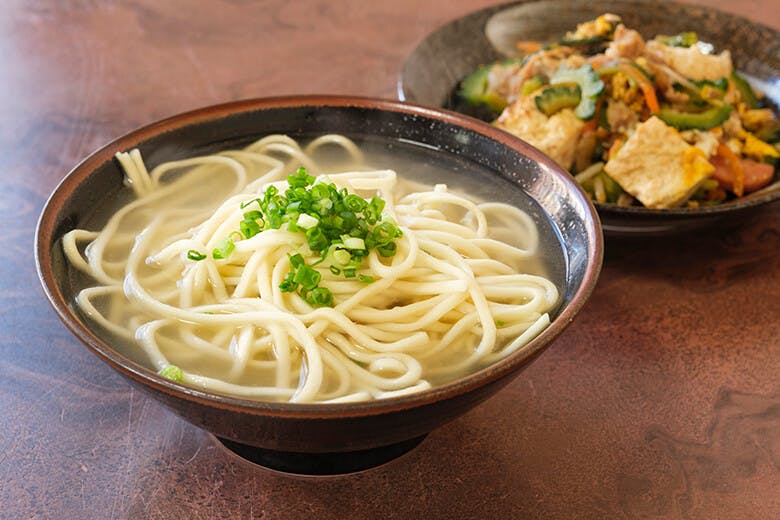 大和(だいわ)食堂|一見具がないように見える宮古そば