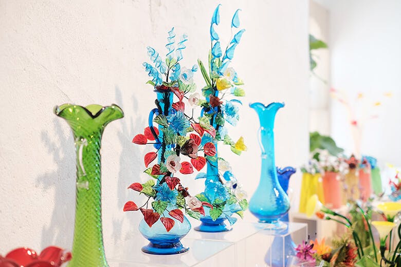 琉球ガラス村|花瓶や花を模したガラス製品