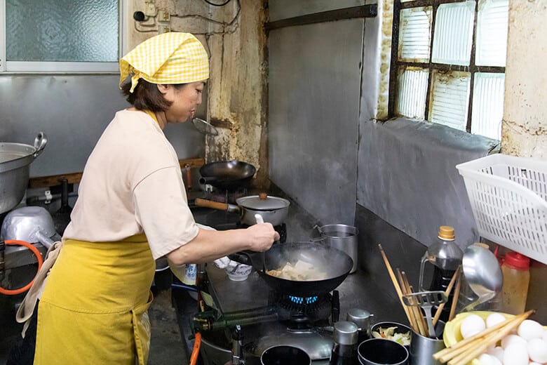 海洋食堂|厨房で料理する女性