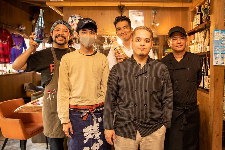 沖縄食堂じまんや｜料理長の山城徳人さんと店長の東江真輝さんを含めた、笑顔のスタッフたち