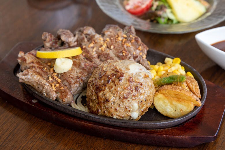 ばくばく亭|チーズオーブン焼きハンバーグとリブロースステーキセット4,300円(サラダ・スープ・ライス付)