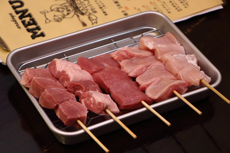 新小屋(アラコヤ)|豚ホルモンの串焼き