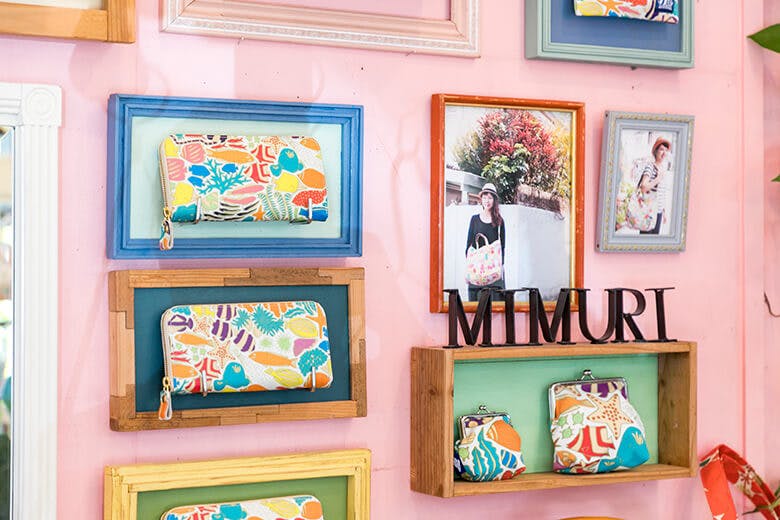 MIMURI(ミムリ)|パステルピンクの内壁にディスプレイされた商品や写真