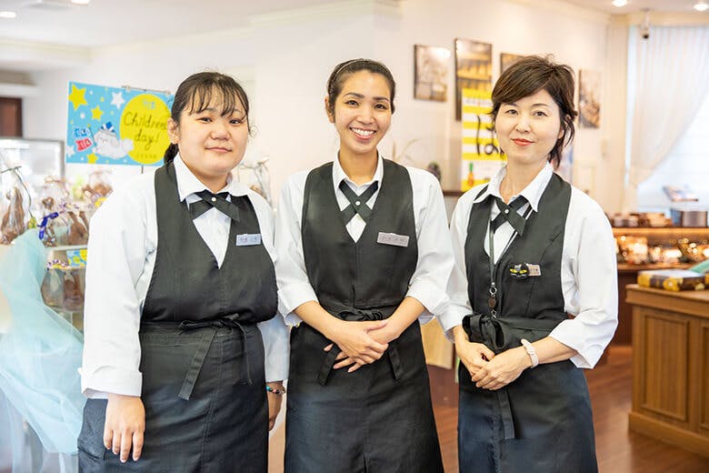 ファッションキャンディ|店長の金城杏菜(きんじょうあんな)さん(写真中央)とステキな笑顔のスタッフの皆さん