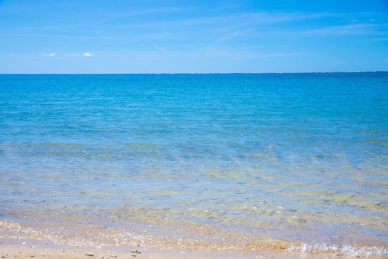 新原ビーチ|透明度の高い遠浅の海