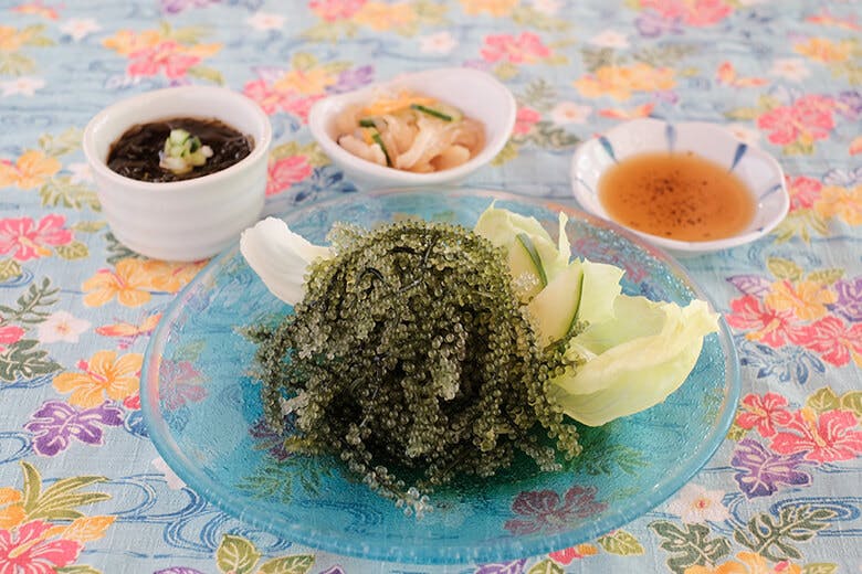 古民家の宿・お食事処ちゃんや~|コースの前菜「もずく酢」と「ミミガー」「海ぶどう」