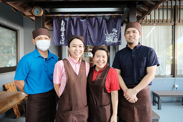 南部そば|創業者家族:左から賀数一勝さん、和香奈さん、明子さん、一樹さん