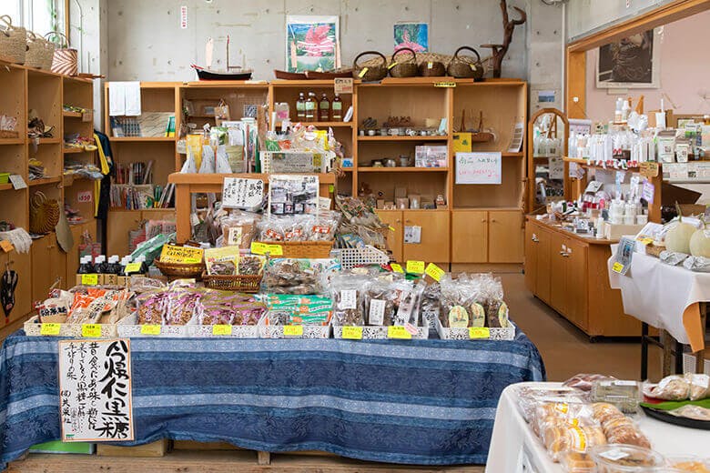 今帰仁の駅そ~れ|店内の売り場