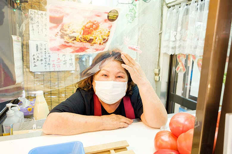 赤とんぼ|カウンター越しに店主の仲村敏子さん