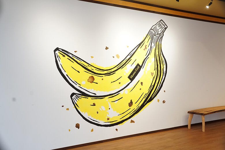 バナナケーキのモンテドール|店内の壁に大きく書かれたバナナの絵
