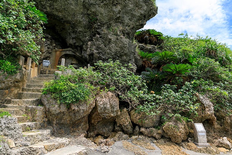 浜比嘉大橋|大きな岩の下からのびる石段とその先にある拝所