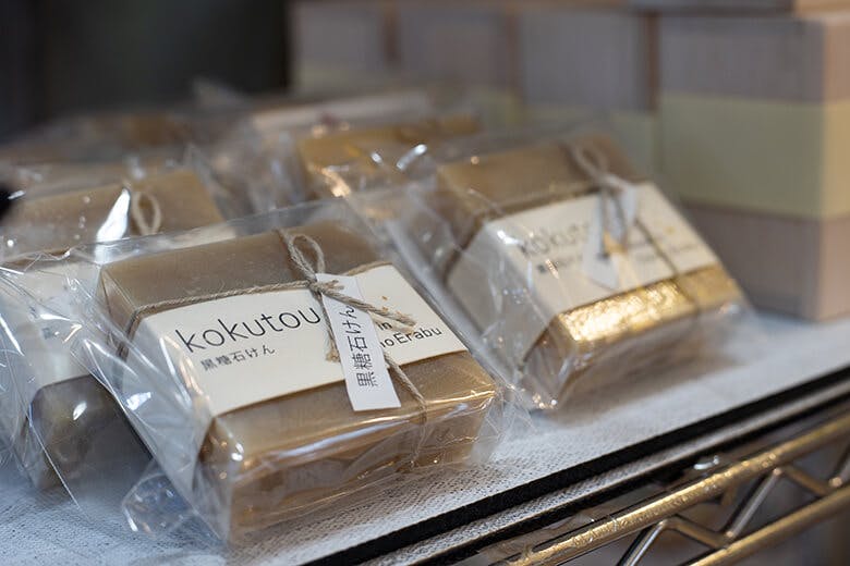 黒糖屋｜透明なパッケージに入った「黒糖石けん」