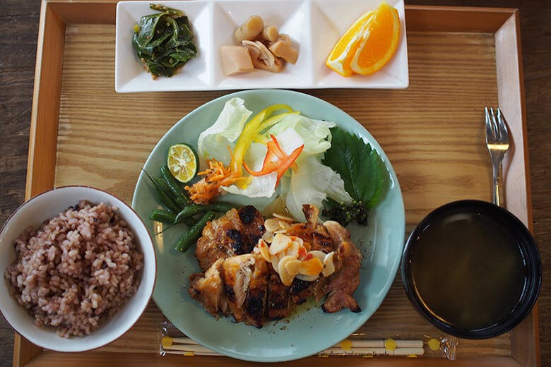 caFe木箱(カフェきばこ)|鶏のにんにく照り焼き定食