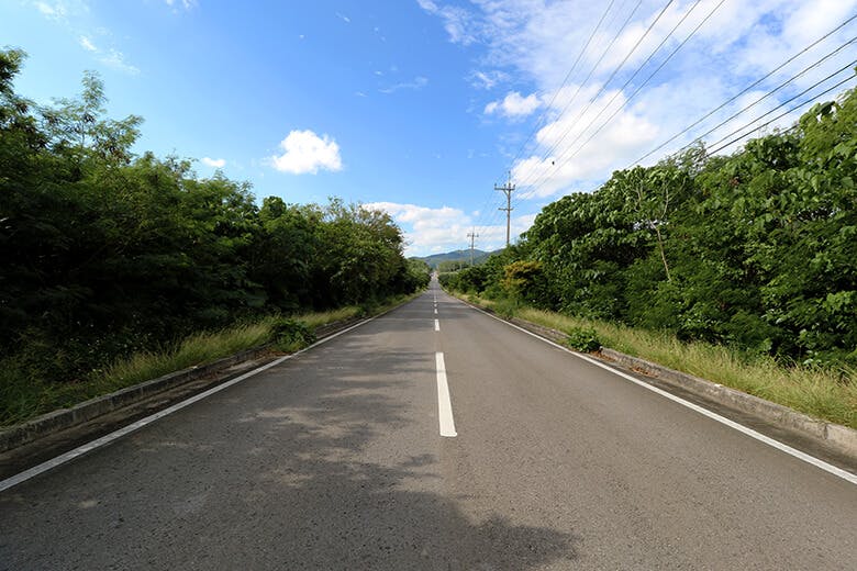 平久保崎灯台｜目線の奥まで伸びる真っ直ぐな道路
