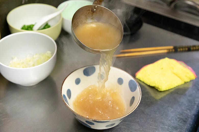 3丁目の島そば屋｜どんぶりに注がれるスープ