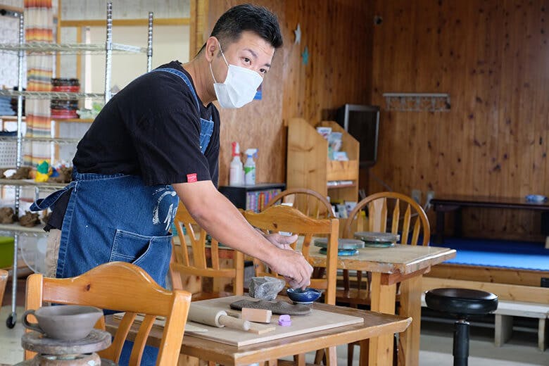 太陽が窯（てぃだががま）｜陶芸体験をサポートしてくれる男性スタッフ
