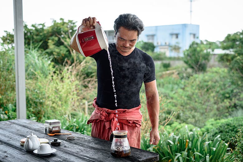 山城紅茶（やましろこうちゃ）｜紅茶を淹れる3代目の山城直人さん