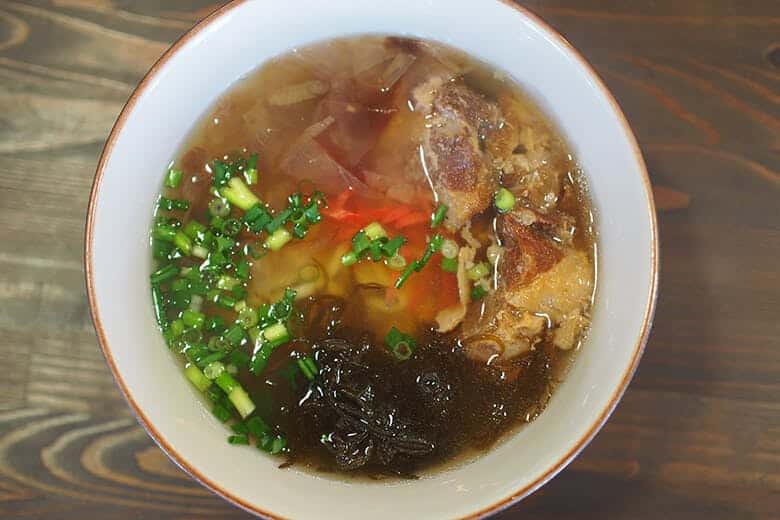 海中茶屋｜うるま市沖縄そばランキングで１位に輝いた「沖縄ソーキそば」
