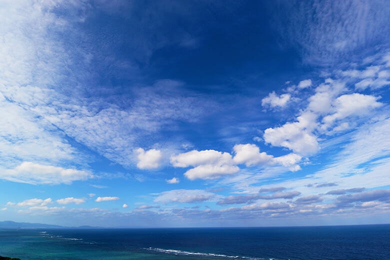 平久保崎灯台｜丘から見渡す青空と青い海