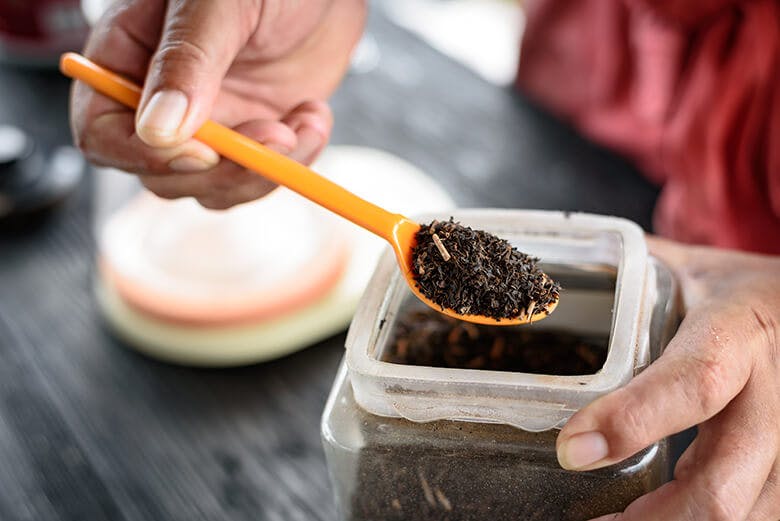 山城紅茶（やましろこうちゃ）｜スプーンですくった茶葉