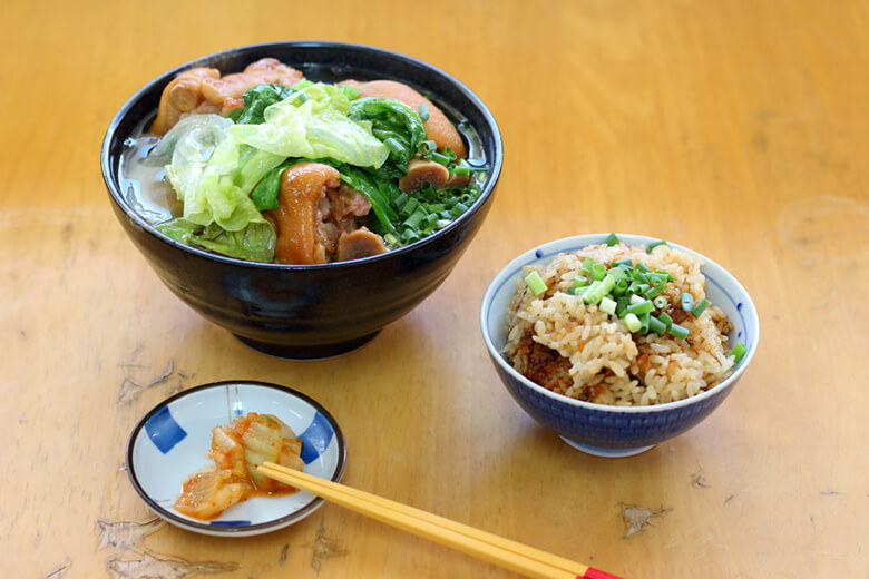 そば屋よしこ｜麺が見えなくなるほど大きなてびちが入った「てびちそば（大）」