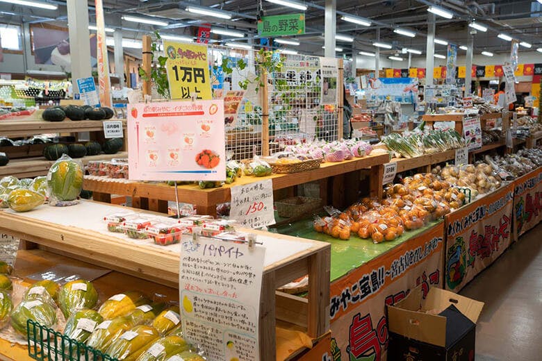 島の駅みやこ｜島の野菜や果物が並べられた店舗内観