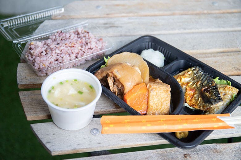 古民家（こみや）食堂｜「テビチの煮つけ＆魚塩焼き」の持ち帰り2