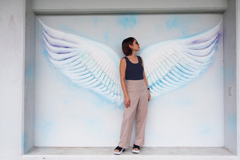 嵐山展望台|天使の羽根のペインティングに合わせてポーズをとる女性