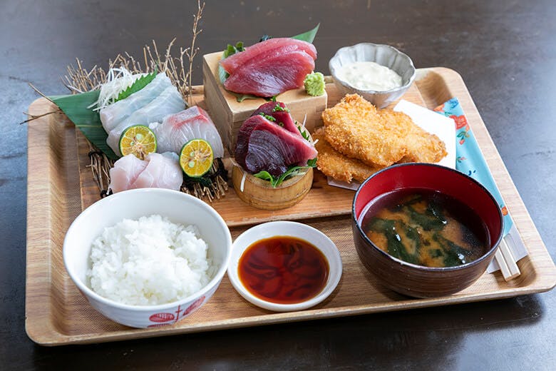 国頭港食堂(くにがみみなとしょくどう)|刺身三点盛と地魚のフライセット