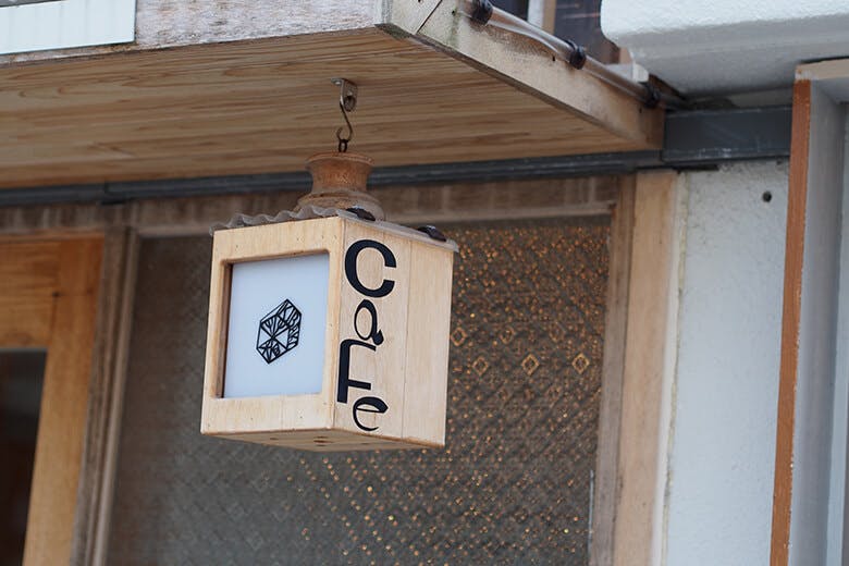 caFe木箱(カフェきばこ)|モダンな雰囲気の木のランプに施されたお店のロゴ