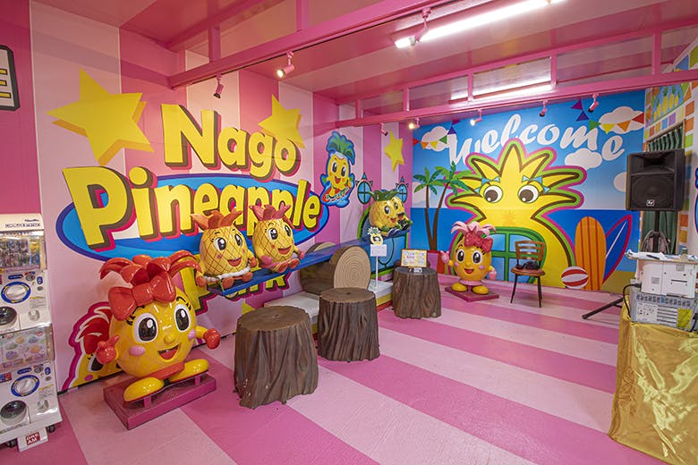 ナゴパイナップルパーク|キャラクターとのフォトスポットになっている「パピマルの部屋」内観