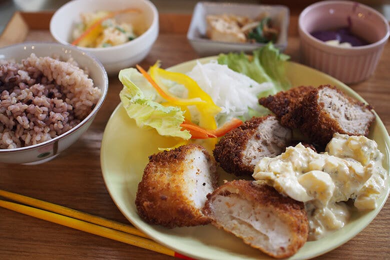caFe木箱(カフェきばこ)|マグロカツタルタルがけ