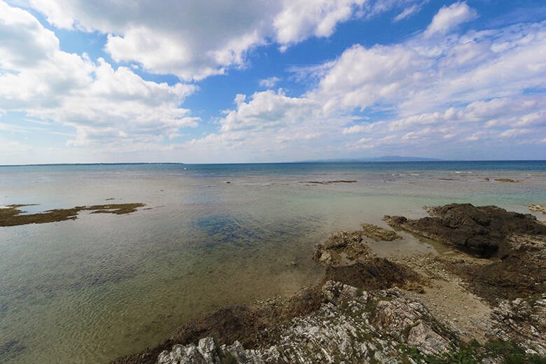 琉球観音崎灯台｜水平線に浮かぶ「竹富島」と「西表島」