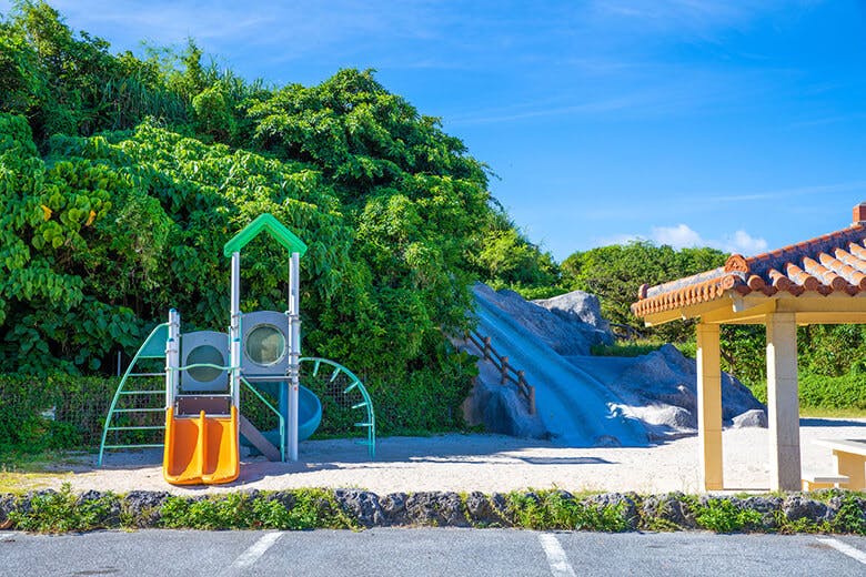 渡具知ビーチ|駐車場横にある泊城公園