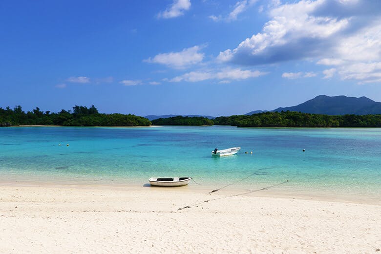 川平湾（かびらわん）｜ボートの浮かんだ青く美しい湾