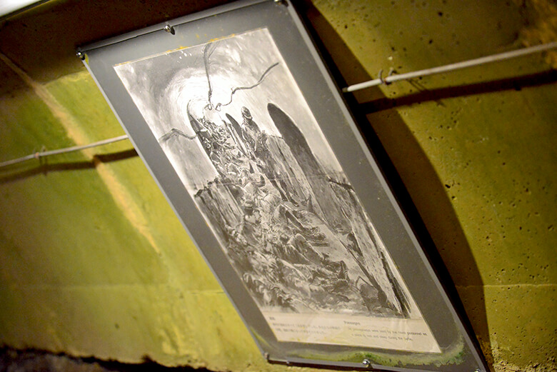 旧海軍司令部壕|戦時中の壕内の様子を書いた展示物