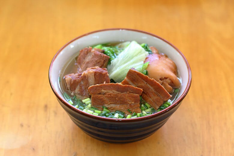 そば屋よしこ｜てびち・ソーキ・三枚肉ががっつりトッピングされた「ミックスそば」