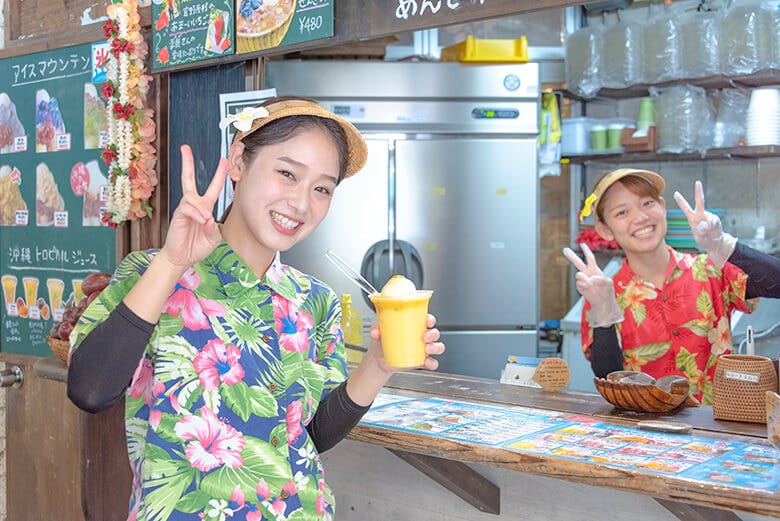 琉冰(りゅうぴん)|ピースサインで笑顔の女性スタッフ