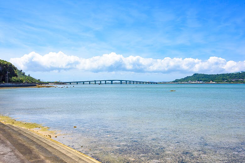 アマミチューの墓とシルミチュー霊場｜浜比嘉大橋の遠景