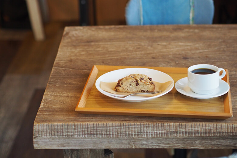 caFe木箱(カフェきばこ)|テーブルに置かれたスコーンとコーヒー