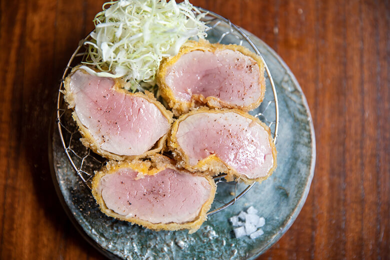 沖縄食堂じまんや｜ブランド豚「きびまる豚」で作られた「至高のヒレカツ950円」
