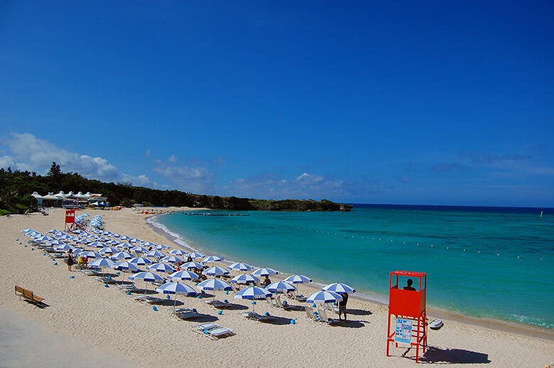 ニライビーチ|青い海と空に赤い監視台が映えるビーチ全景