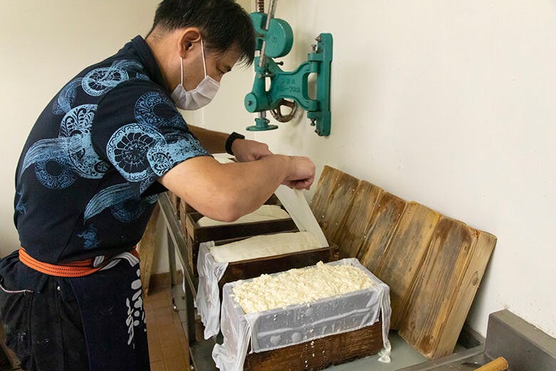 ななほし☆食堂｜豆腐を作る店主の上原さん