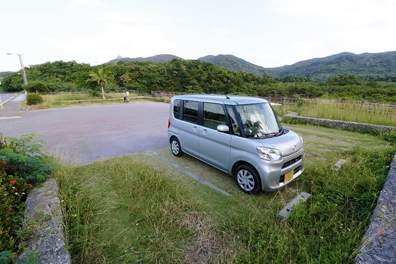 吹通川のヒルギ群落(ふきどうがわのひるぎぐんらく)|レンタカーが止まった広めの駐車場