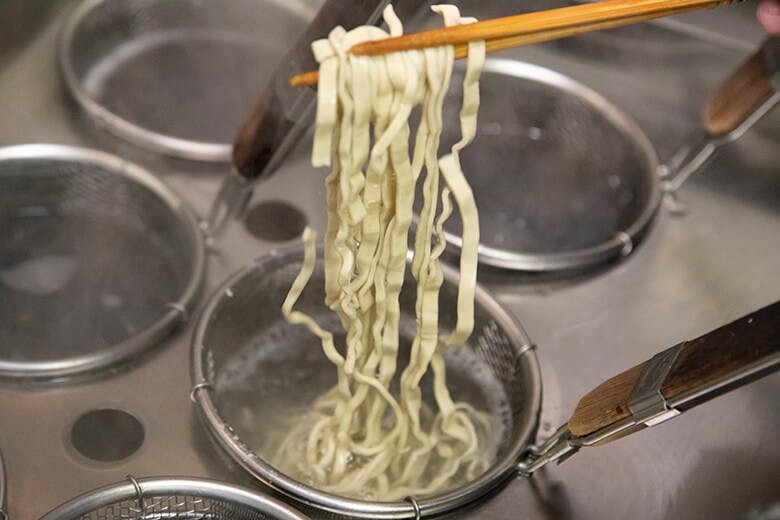 3丁目の島そば屋｜茹で上がったオリジナルの生麺